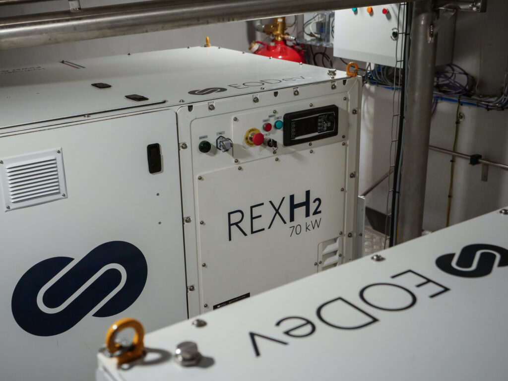 Deux REXH2 dans la cale d'un navire