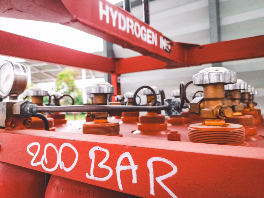 Plan rapproché sur des bouteilles d'hydrogène