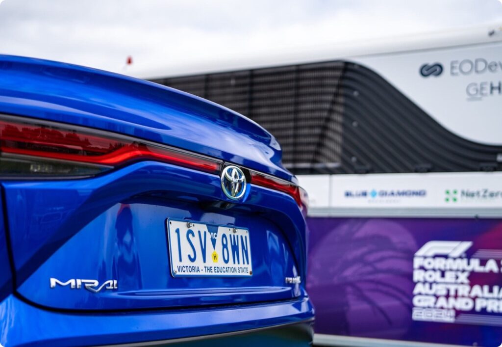 Une voiture électrique Toyota rechargée par le générateur électro-hydrogène GEH2