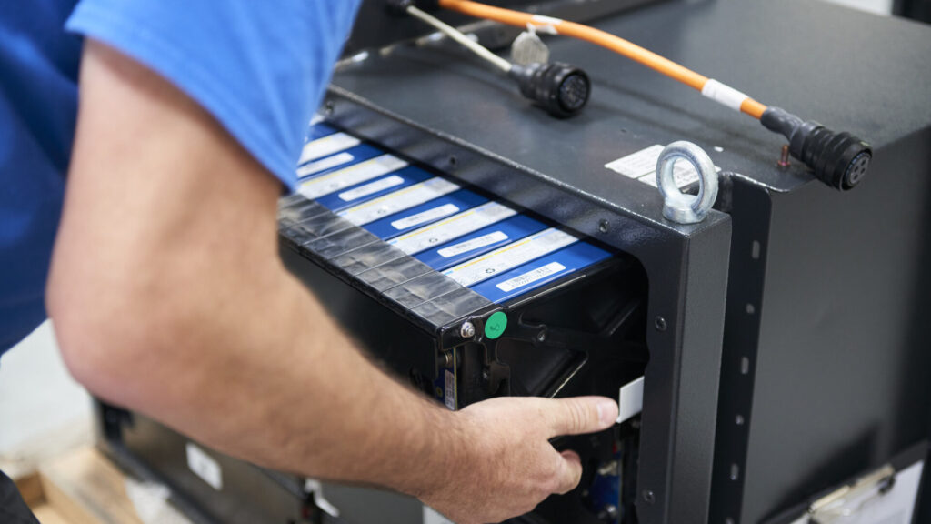 Un membre d'EVE System manipulant une batterie